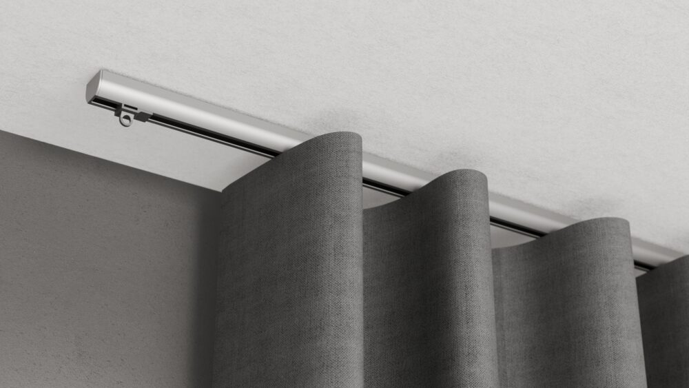 Alufarbene 1-läufige Aufputz-Gardinenschiene Modell 410 mit leichtem Vorhang, verdeckt montiert an der Decke.
