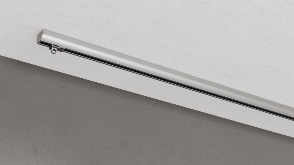 Alufarbene 1-läufige Aufputz-Gardinenschiene Modell 410, verdeckt montiert an der Decke, ohne Vorhang.