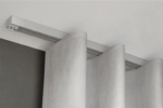 Alufarbene 1-läufige Aufputz-Gardinenschiene Modell 450 mit Vorhang, verdeckt montiert und biegsam.
