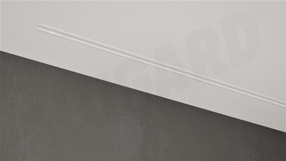 Weiße 1- läufige Unterputz-Gardinenschiene Modell 400 aus Aluminium, flächenbündig in eine weiße Decke eingelassen – ohne Gardine.