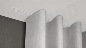 Weiße1-läufige Unterputz-Gardinenschiene Modell 400 aus Aluminium mit befestigter Gardine, flächenbündig in eine weiße Decke eingelassen.
