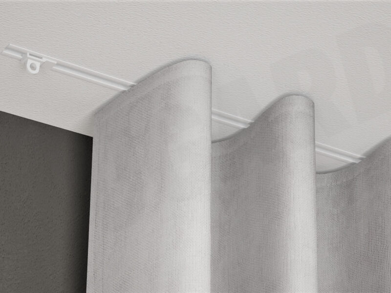 Weiße1-läufige Unterputz-Gardinenschiene Modell 400 aus Aluminium mit befestigter Gardine, flächenbündig in eine weiße Decke eingelassen.