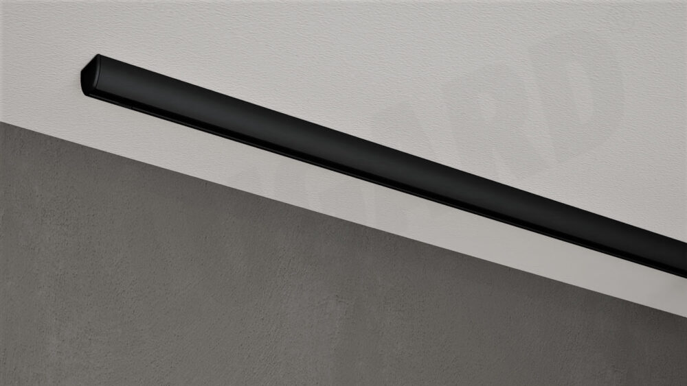 Schwarze 1-läufige Aufputz-Gardinenschiene Modell 410, verdeckt montiert an weißer Decke, ohne Vorhang.