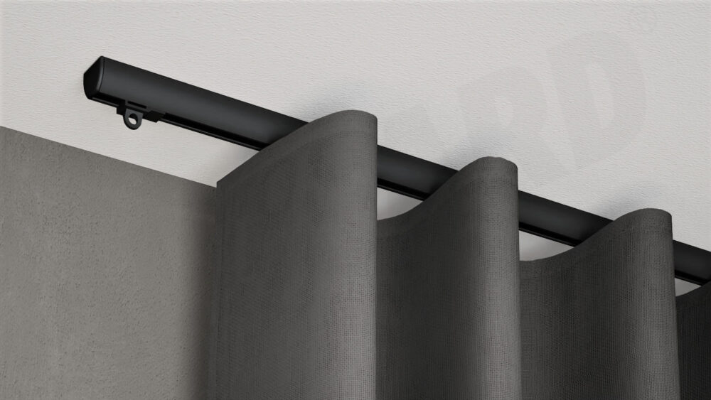 Schwarze 1-läufige Aufputz-Gardinenschiene Modell 410 mit grauem Vorhang, verdeckt montiert an weißer Decke.
