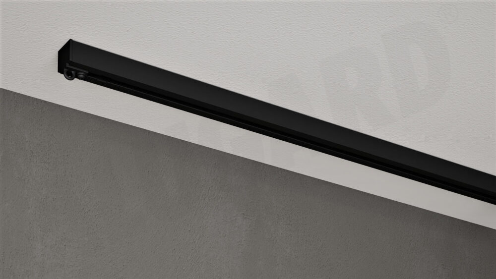 Schwarze 1-läufige Aufputz-Gardinenschiene Modell 450 ohne Vorhang, verdeckt montiert an weißer Decke.