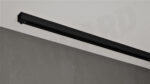 Schwarze 1-läufige Aufputz-Gardinenschiene Modell 450 ohne Vorhang, verdeckt montiert an weißer Decke.