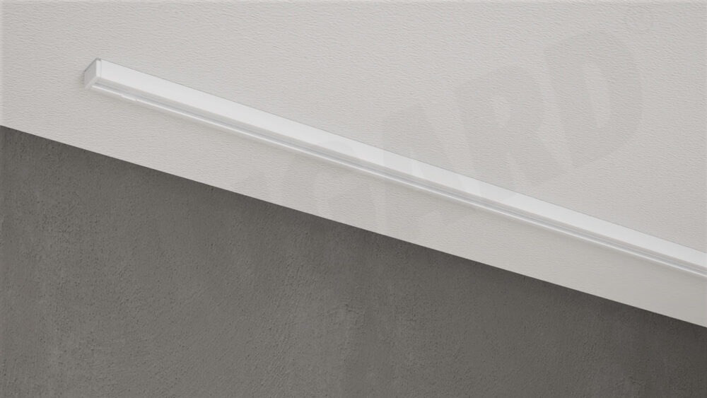 Weiße 1-läufige Gardinenschiene Modell 850 ohne Vorhang, sichtbar montiert an weißer Decke mit verdecktem Befestigungssystem.