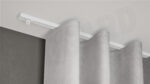Weiße 1-läufige Gardinenschiene Modell 850 mit fließendem Vorhang, verdeckt montiert an weißer Decke.
