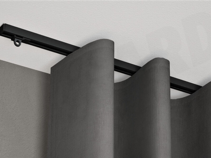 Schwarze 1-läufige Gardinenschiene Modell 850 mit verdeckter Montage, montiert an weißer Decke mit grauem Vorhang.