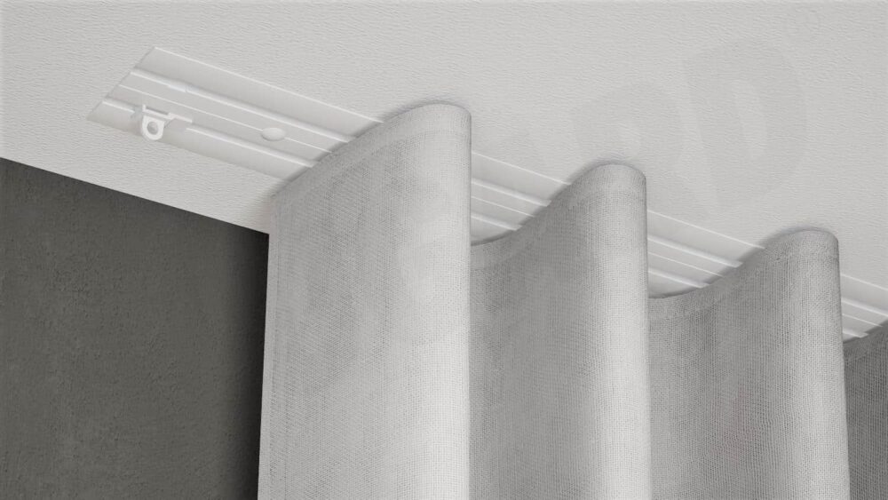 Modell 580 – Weiße 2-läufige Unterputz-Gardinenschiene mit Vorhang 2-läufige weiße Unterputz-Gardinenschiene Modell 580, flächenbündig in die Decke integriert, mit doppellagigem Vorhang in sanftem Faltenwurf.