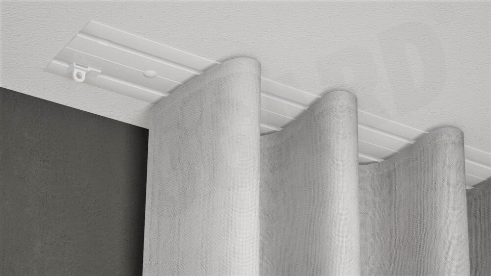 2-läufige Unterputz-Gardinenschiene Modell 583 mit flächenbündiger Deckenmontage und doppellagigem Vorhang in sanftem Faltenwurf.