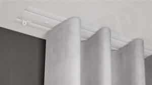 2-läufige Unterputz-Gardinenschiene Modell 583 mit flächenbündiger Deckenmontage und doppellagigem Vorhang in sanftem Faltenwurf.