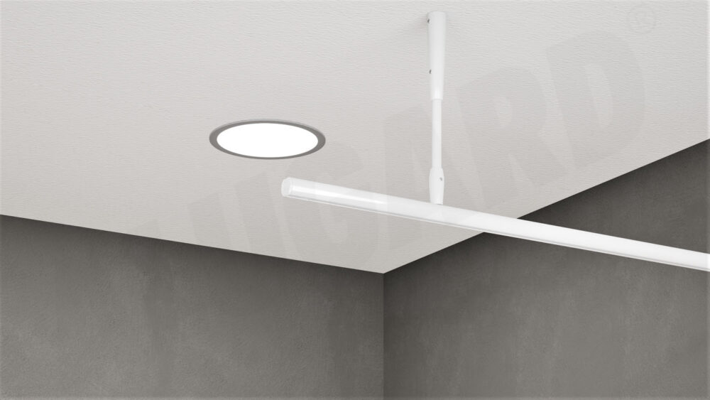 Weiße 1-läufige Raumtrennschiene an einer Zimmerdecke montiert, mit Abhängung und modernem Deckenleuchtspot