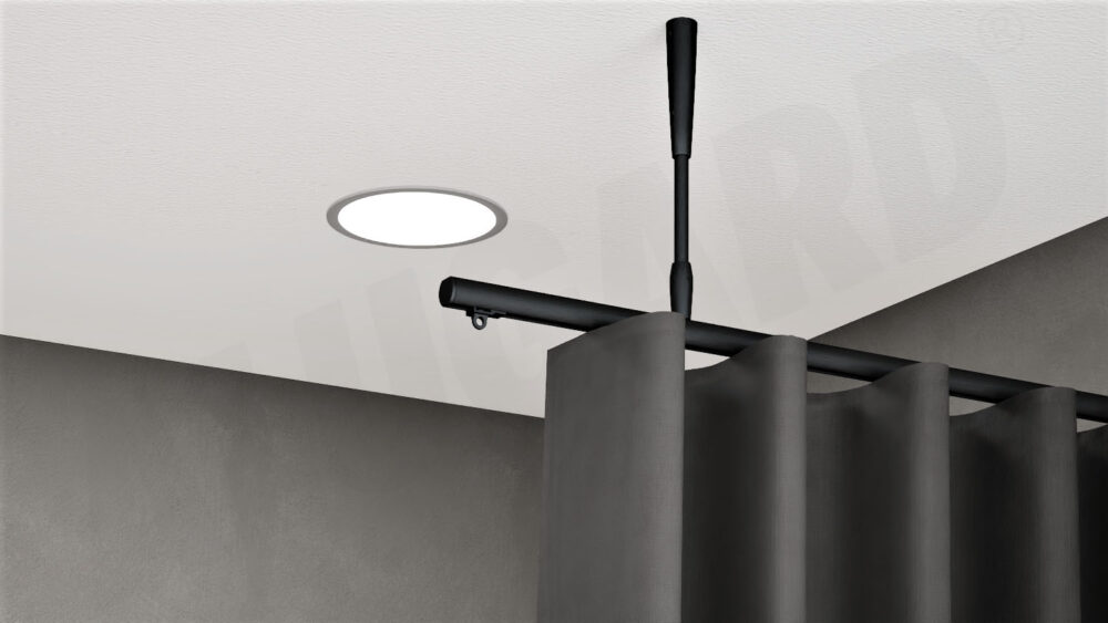 Schwarze 1-läufige Raumtrennschiene mit eingehängtem Vorhang an einer Zimmerdecke.