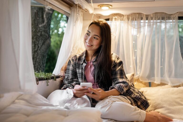Maßgefertigte Gardinenschienen in einem Wohnmobil, die einen Schlafbereich abtrennen und für mehr Privatsphäre sorgen.