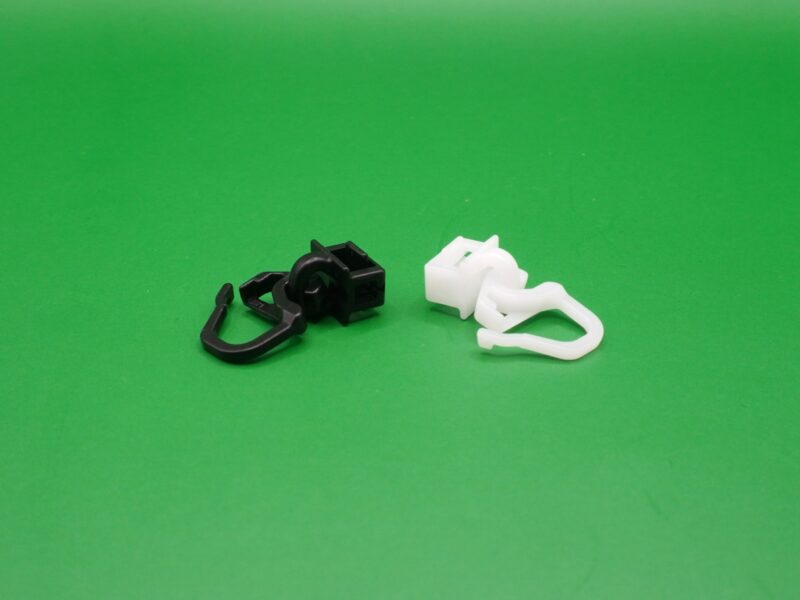 Zwei Gardinengleiter Clic mit kurzem 6 mm Haken in Schwarz und Weiß, nebeneinander liegend
