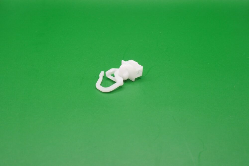 Weißer Gardinengleiter Clic mit kurzem 6 mm Haken, liegend dargestellt