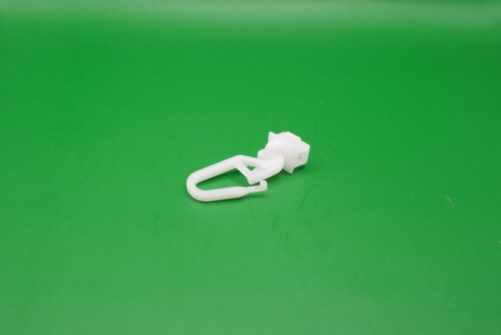 Weißer Gardinengleiter 6 mm Clic mit langem Haken, liegend dargestellt