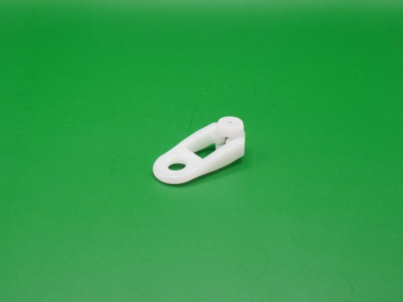 Gardinenroller mit Stahlachse, weiĂźer Kunststoff, auf grĂĽnem Hintergrund