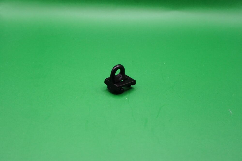 Schwarzer Zwischenfeststeller für Gardinenschienen mit 6 mm Lauf auf grünem Hintergrund.