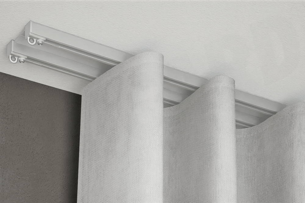 Doppelläufige Deckenschiene aus matt-eloxiertem Aluminium mit Wellenvorhang, klare Linienführung, dezente Oberfläche, moderne Innenraumansicht.