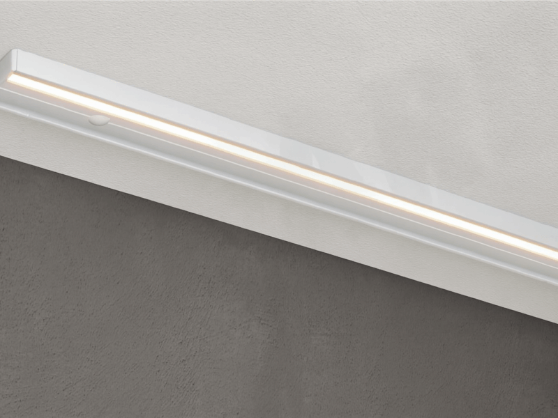 LED-Deckenprofil in weißer Ausführung mit integrierter warmweißer Lichtlinie.